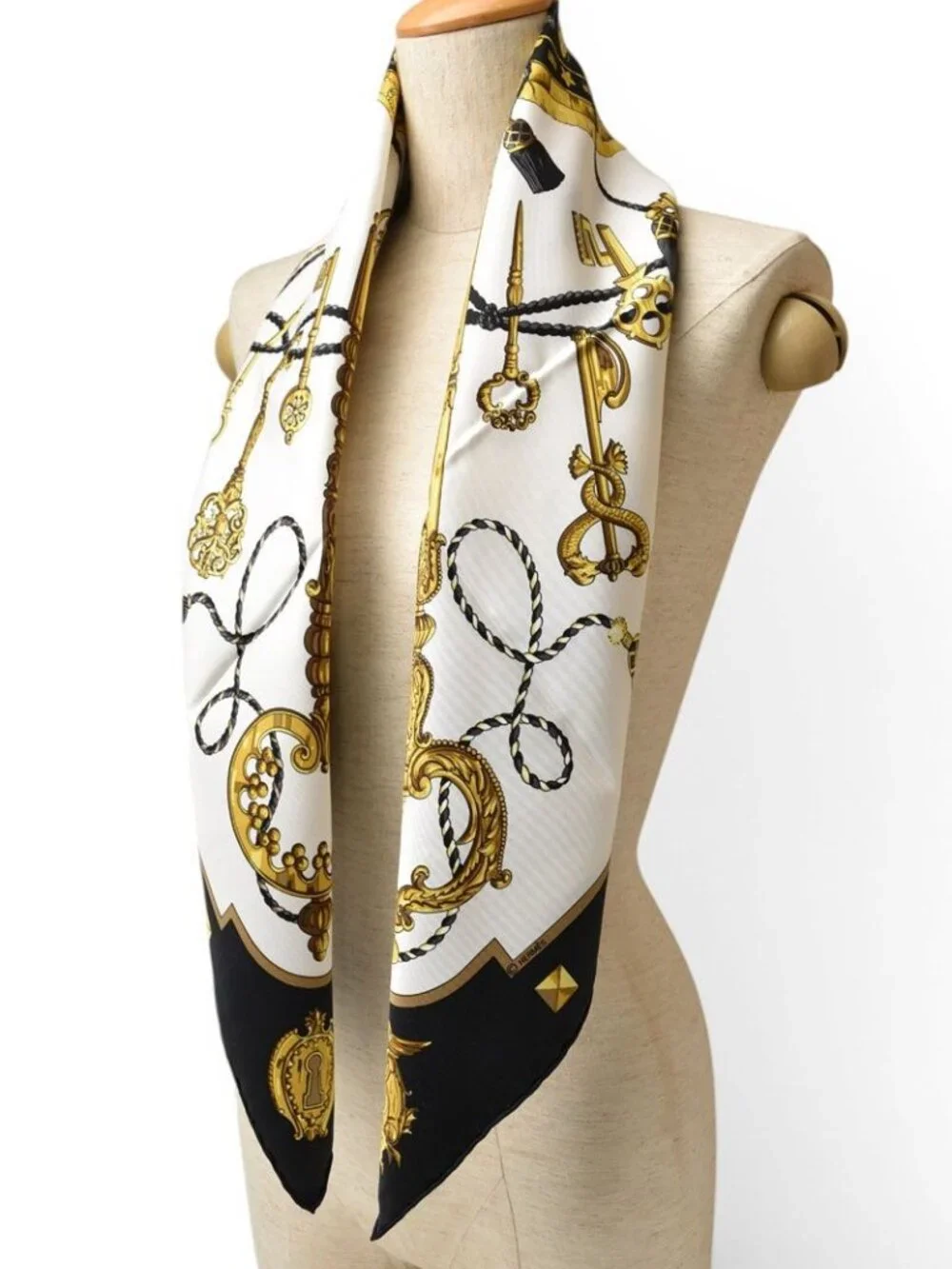 ★SOLD★ Hermes Carre 90 Scarf Key Pattern les Cles Vintage Black White - Picture 9 of 9